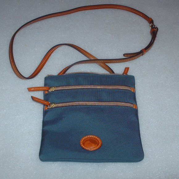 Dooney & Bourke Handbags - Very nice Dooney & Bourke purse crossbody